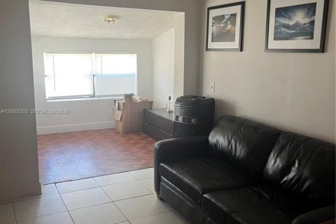 House in Pompano Beach, Florida 3 bedrooms, 94.76 sq.m. № 2069130 - photo 5