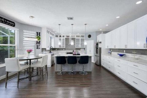 House in Royal Palm Beach, Florida 4 bedrooms, 233.28 sq.m. № 1992854 - photo 5