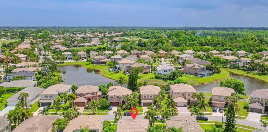 House in Royal Palm Beach, Florida 4 bedrooms, 233.28 sq.m. № 1992854