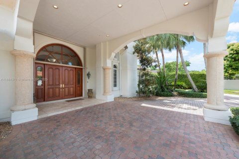 Villa ou maison à vendre à Miami, Floride: 7 chambres, 608.05 m2 № 1938638 - photo 12