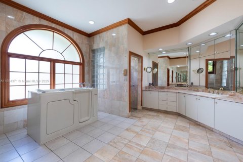 Villa ou maison à vendre à Miami, Floride: 7 chambres, 608.05 m2 № 1938638 - photo 28