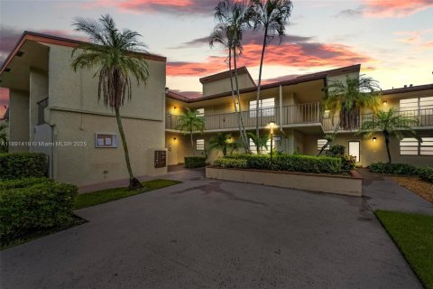 Copropriété à louer à Tamarac, Floride: 2 chambres, 119.47 m2 № 1946622 - photo 1