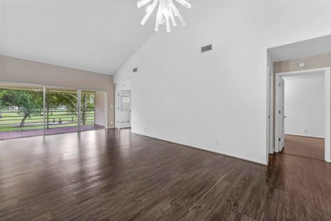 Copropriété à louer à Tamarac, Floride: 2 chambres, 119.47 m2 № 1946622 - photo 5