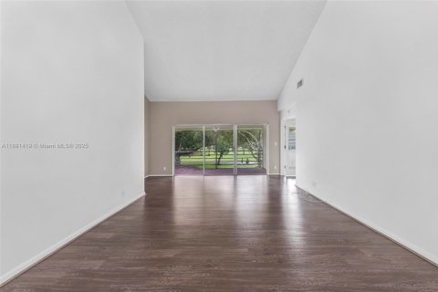 Copropriété à louer à Tamarac, Floride: 2 chambres, 119.47 m2 № 1946622 - photo 4