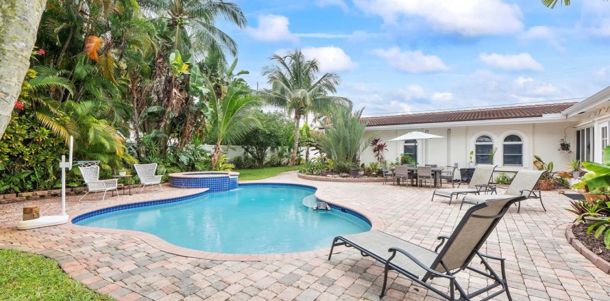 House in Fort Lauderdale, Florida 3 bedrooms, 200.95 sq.m. № 2174262
