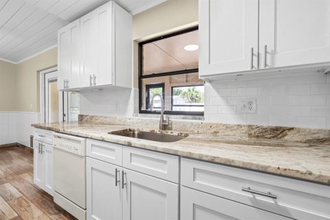 House in Brandon, Florida 3 bedrooms, 95.04 sq.m. № 2347380 - photo 13