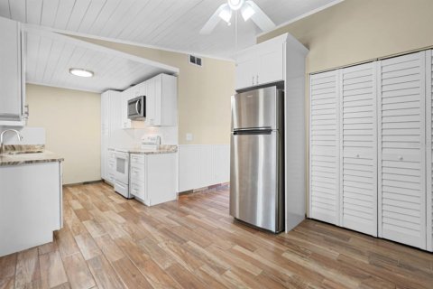 House in Brandon, Florida 3 bedrooms, 95.04 sq.m. № 2347380 - photo 10