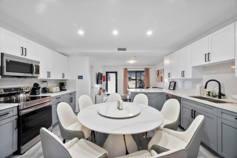 House in Miami, Florida 3 bedrooms, 160.16 sq.m. № 2066509 - photo 6