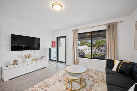 House in Miami, Florida 3 bedrooms, 160.16 sq.m. № 2066509 - photo 3