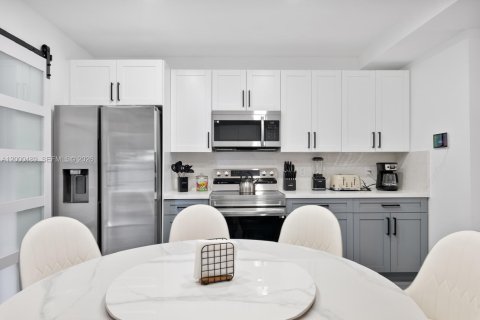 House in Miami, Florida 3 bedrooms, 160.16 sq.m. № 2066509 - photo 8