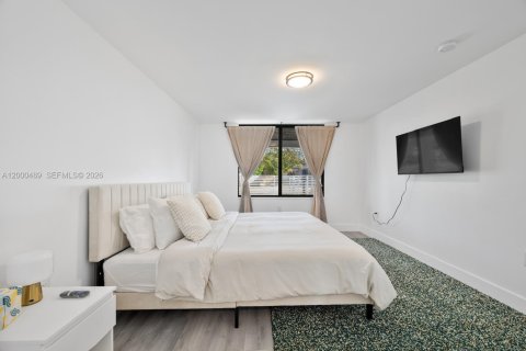 House in Miami, Florida 3 bedrooms, 160.16 sq.m. № 2066509 - photo 10