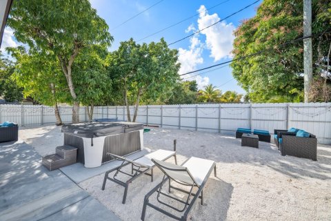 House in Miami, Florida 3 bedrooms, 160.16 sq.m. № 2066509 - photo 30