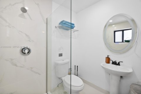 House in Miami, Florida 3 bedrooms, 160.16 sq.m. № 2066509 - photo 18
