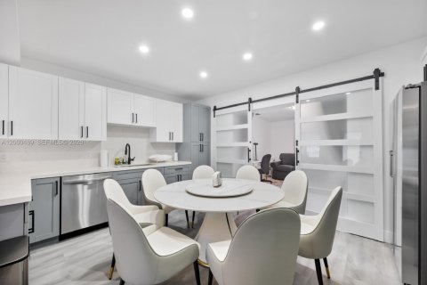 House in Miami, Florida 3 bedrooms, 160.16 sq.m. № 2066509 - photo 9