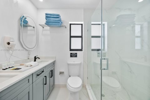 House in Miami, Florida 3 bedrooms, 160.16 sq.m. № 2066509 - photo 13