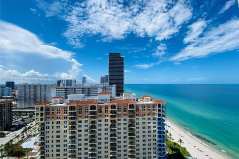Купить кондоминиум в Халландейл-Бич, Флорида 1 спальня, 92.9м2, № 1964977 - фото 1