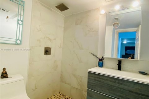 Купить кондоминиум в Халландейл-Бич, Флорида 1 спальня, 92.9м2, № 1964977 - фото 16