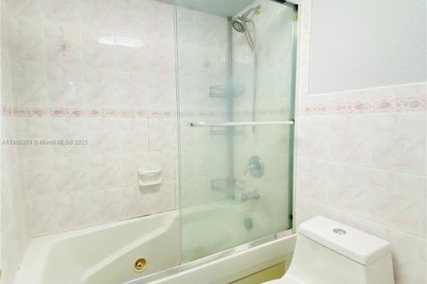 Купить кондоминиум в Халландейл-Бич, Флорида 1 спальня, 92.9м2, № 1964977 - фото 12