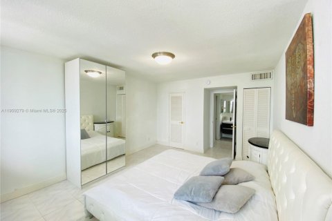 Купить кондоминиум в Халландейл-Бич, Флорида 1 спальня, 92.9м2, № 1964977 - фото 9