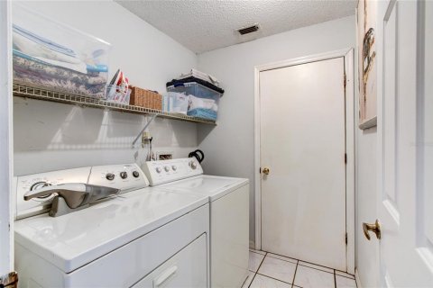 House in Oviedo, Florida 4 bedrooms, 218.78 sq.m. № 2091692 - photo 14