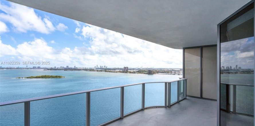 Condominio en Miami, Florida, 3 dormitorios № 1981990