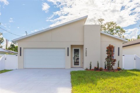 House in Tampa, Florida 4 bedrooms, 221.85 sq.m. № 2368856