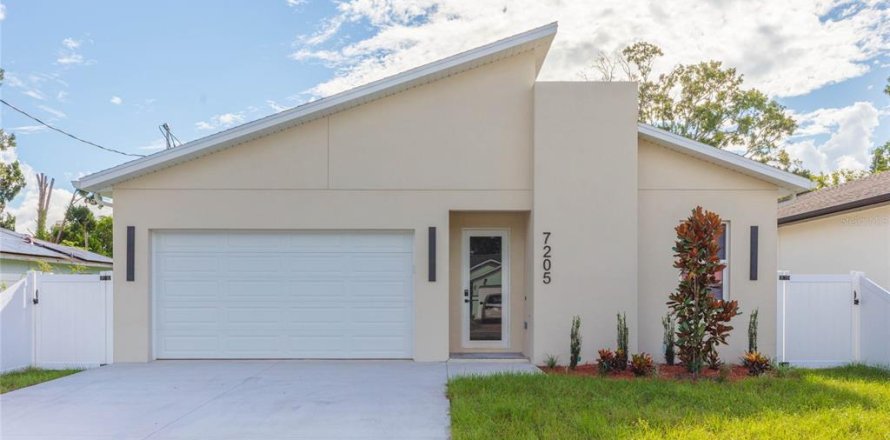 House in Tampa, Florida 4 bedrooms, 221.85 sq.m. № 2368856