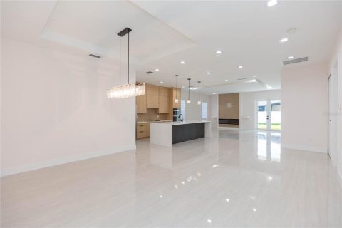 House in Tampa, Florida 4 bedrooms, 221.85 sq.m. № 2368856 - photo 13