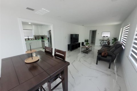 Casa en venta en Temple Terrace, Florida, 3 dormitorios, 115.48 m2 № 2111032 - foto 5