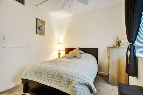 Condo in Plantation, Florida, 2 bedrooms  № 1890621 - photo 23