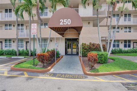 Condo in Plantation, Florida, 2 bedrooms  № 1890621 - photo 1