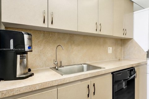 Condo in Plantation, Florida, 2 bedrooms  № 1890621 - photo 9