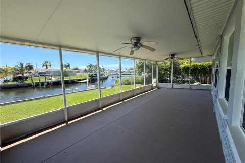 House in New Port Richey, Florida 3 bedrooms, 108.6 sq.m. № 1900463 - photo 8