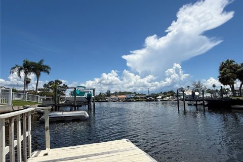 House in New Port Richey, Florida 3 bedrooms, 108.6 sq.m. № 1900463 - photo 5