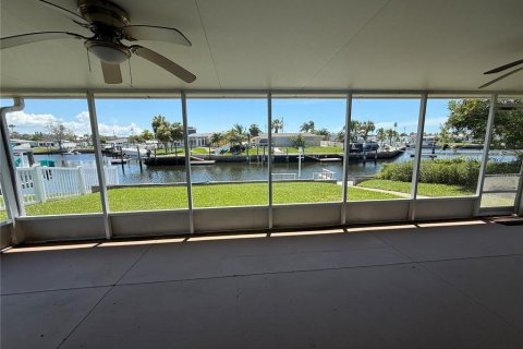 House in New Port Richey, Florida 3 bedrooms, 108.6 sq.m. № 1900463 - photo 7