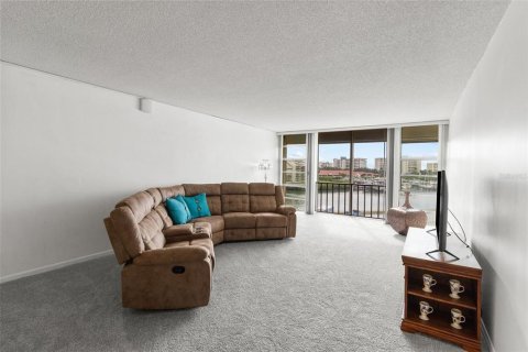 Condo in South Pasadena, Florida, 2 bedrooms № 2214862 - photo 17