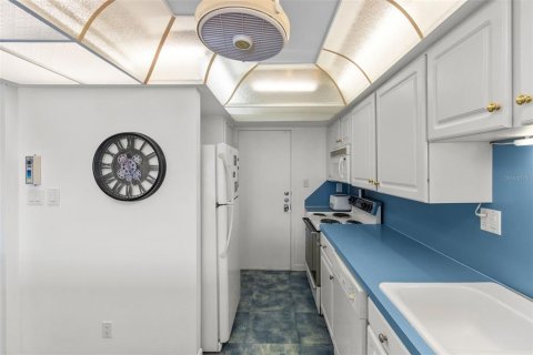 Condo in South Pasadena, Florida, 2 bedrooms № 2214862 - photo 16
