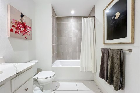 Condo in Bradenton, Florida, 2 bedrooms  № 2316778 - photo 22