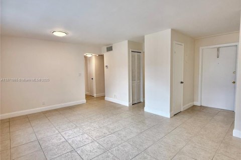 Apartment in Hollywood, Florida 2 bedrooms, 92.9 sq.m. № 1927764 - photo 16