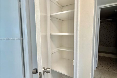 Apartment in Hollywood, Florida 2 bedrooms, 92.9 sq.m. № 1927764 - photo 15