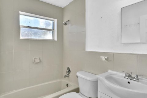 Immobilier commercial à vendre à Hollywood, Floride: 189.52 m2 № 1186992 - photo 1