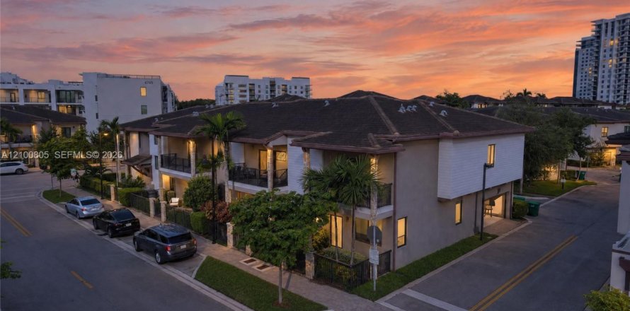 Touwnhouse à Doral, Floride 3 chambres, 145.86 m2 № 2402008