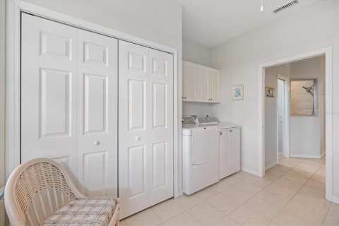 House in Englewood, Florida 3 bedrooms, 307.69 sq.m. № 2142533 - photo 30
