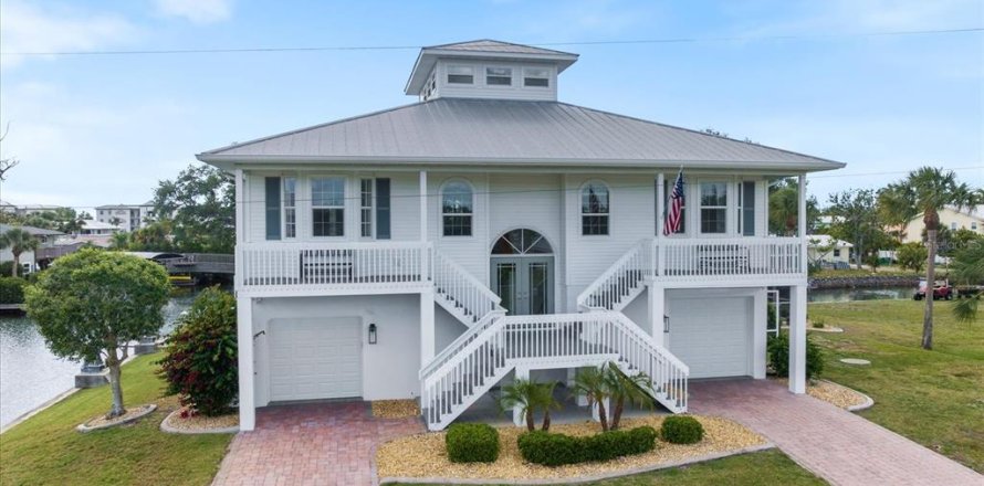 House in Englewood, Florida 3 bedrooms, 307.69 sq.m. № 2142533