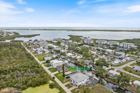 House in Englewood, Florida 3 bedrooms, 307.69 sq.m. № 2142533 - photo 14