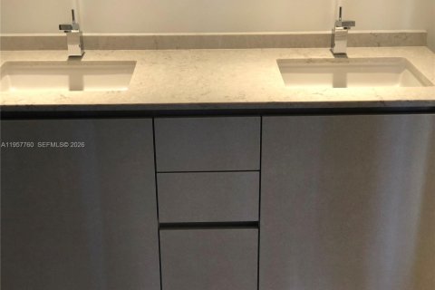 Condominio en alquiler en Miami, Florida, 2 dormitorios, 95.5 m2 № 2011551 - foto 17