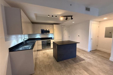 Condominio en alquiler en Miami, Florida, 2 dormitorios, 95.5 m2 № 2011551 - foto 2