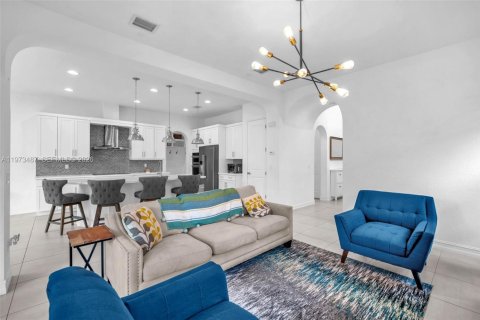 Снять в аренду виллу или дом в Пемброк-Пайнс, Флорида 4 спальни, 223.06м2, № 2036240 - фото 8