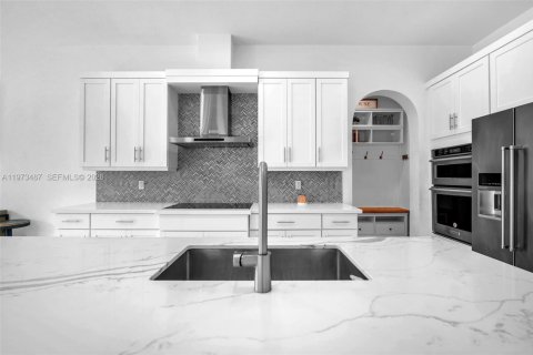 Снять в аренду виллу или дом в Пемброк-Пайнс, Флорида 4 спальни, 223.06м2, № 2036240 - фото 10