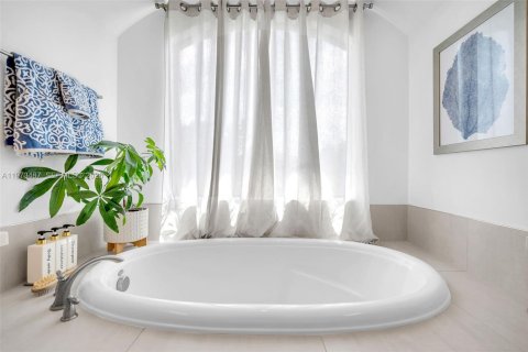 Снять в аренду виллу или дом в Пемброк-Пайнс, Флорида 4 спальни, 223.06м2, № 2036240 - фото 29